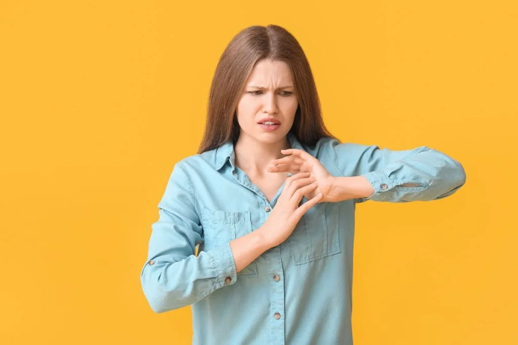 Close-up of a hand experiencing numbness and tingling. EARLY SIGNS AND SYMPTOMS OF MS